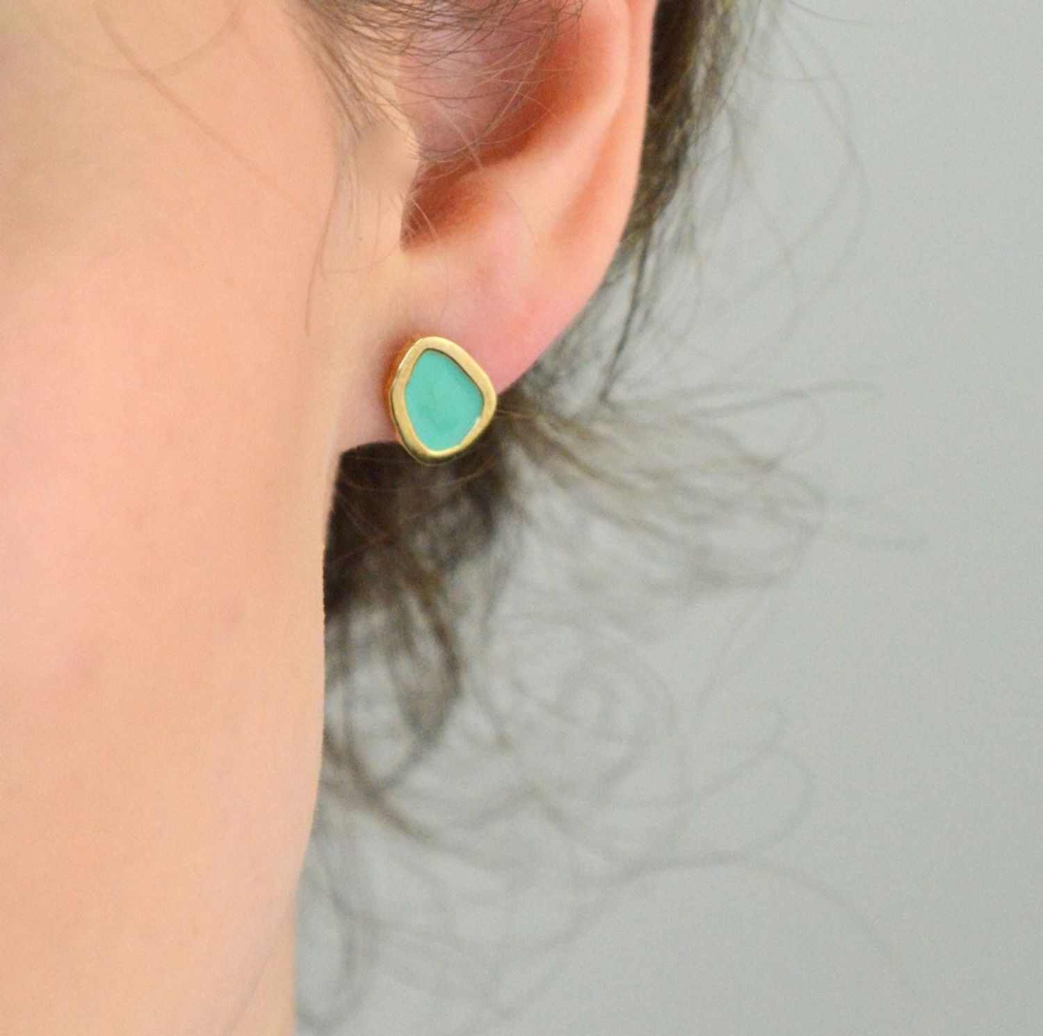 Kolczyki damskie srebrne pozłacane 925 OR RM 24826 – geometryczne kolczyki zdobione turkusową emalią, rozmiar 1,2 x 0,8 cm, zapięcie na sztyft. Stylowe i modne.1.jpg